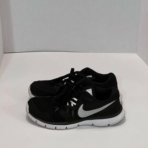 Womens Nike Flex Experience shoes